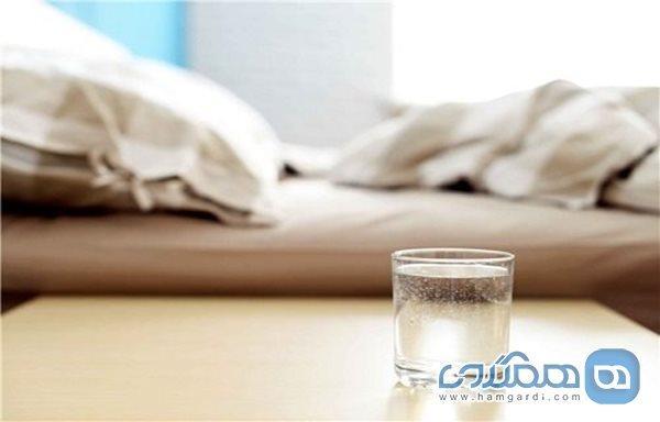 خطرات قرار دادن لیوان آب کنار رختخواب هنگام خواب